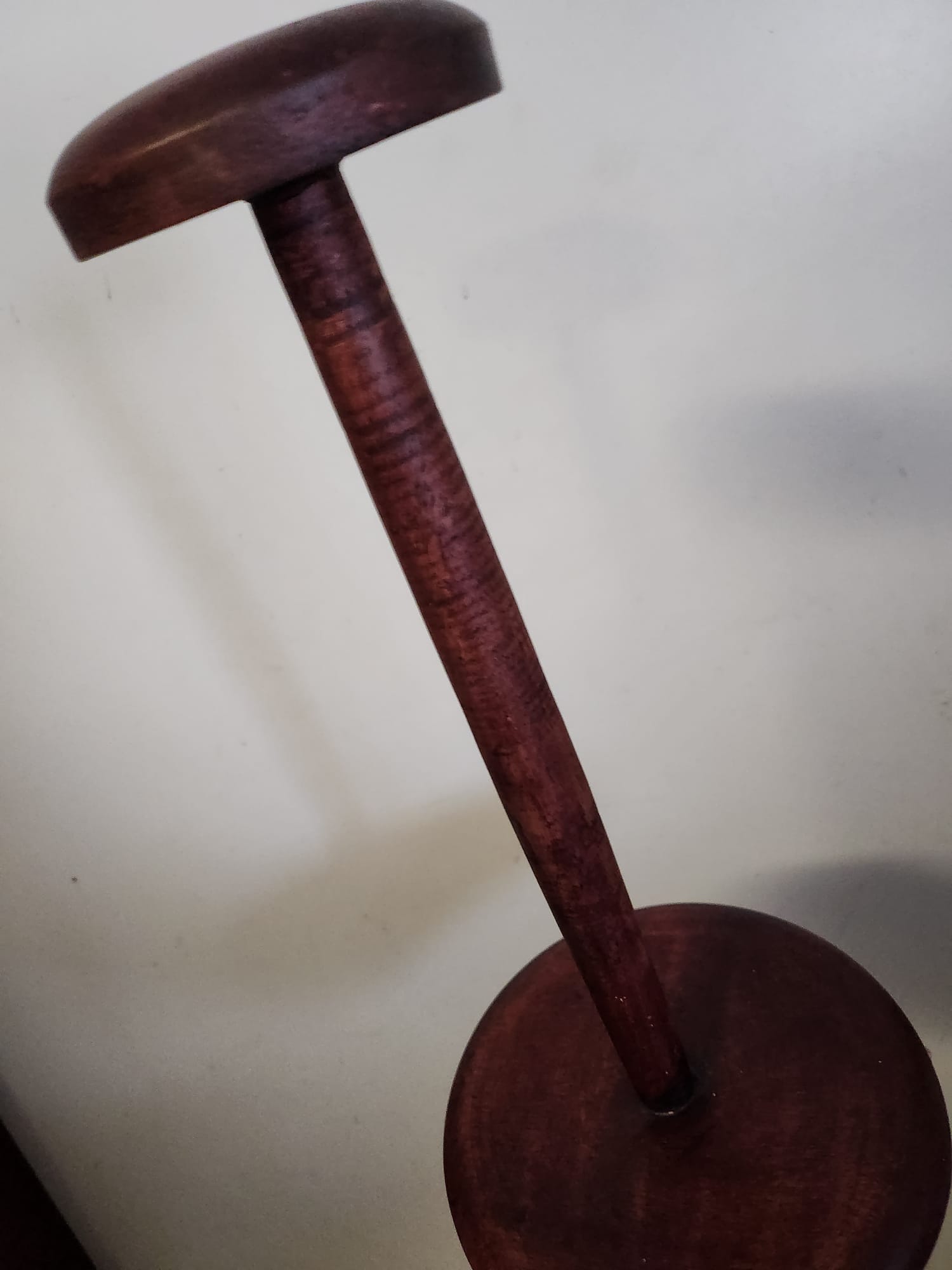 foto Stojan na helmici d�ev�n�